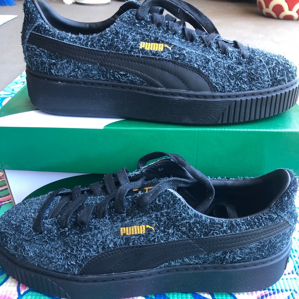 BNWT 9.5 suede pumas